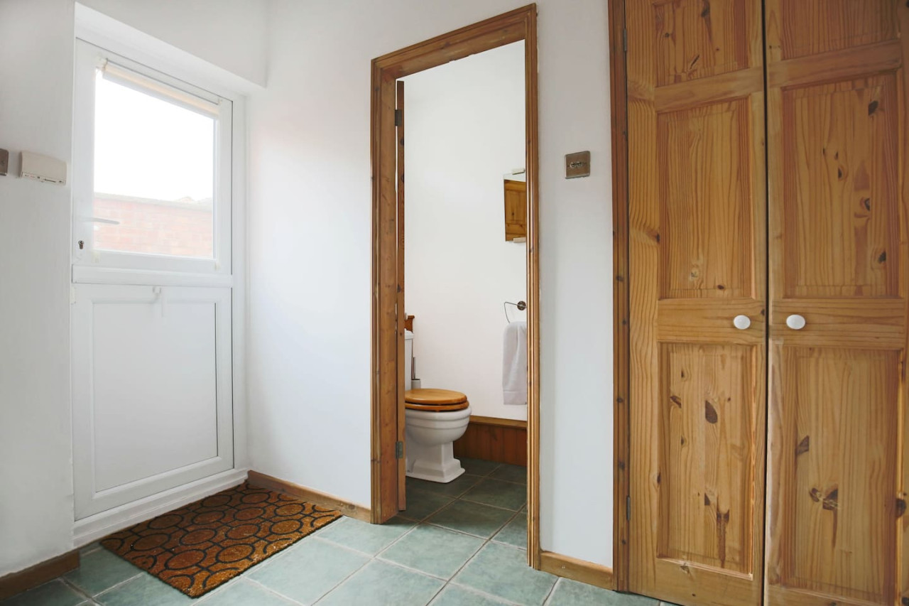 Central House • Sleeps 9 • FreeParking • Pool Table • Fast Wifi • Balcony • VirginTV • Yoko Property in 108 Derby Road - Property image 36 - VivreStays