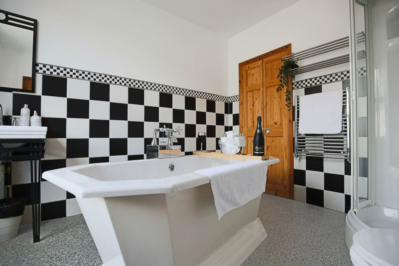 Central House • Sleeps 9 • FreeParking • Pool Table • Fast Wifi • Balcony • VirginTV • Yoko Property in 108 Derby Road - Property image 8 - VivreStays