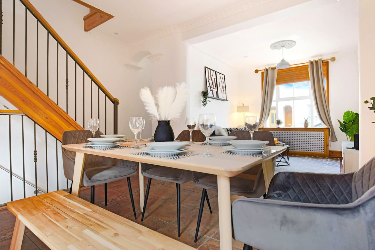 Central House • Sleeps 9 • FreeParking • Pool Table • Fast Wifi • Balcony • VirginTV • Yoko Property in 108 Derby Road - Property image 32 - VivreStays