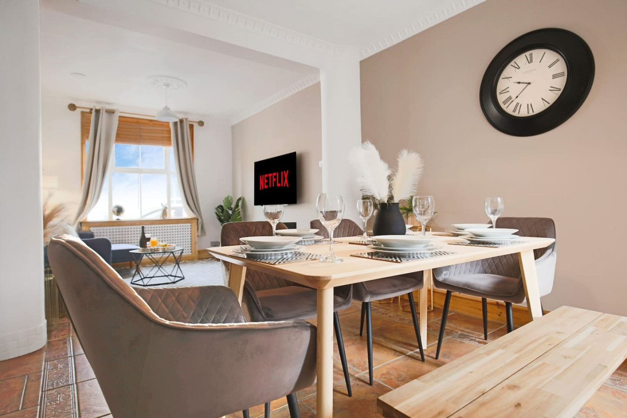 Central House • Sleeps 9 • FreeParking • Pool Table • Fast Wifi • Balcony • VirginTV • Yoko Property in 108 Derby Road - Property image 31 - VivreStays