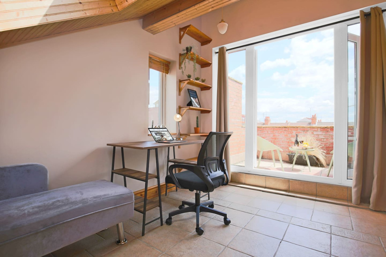 Central House • Sleeps 9 • FreeParking • Pool Table • Fast Wifi • Balcony • VirginTV • Yoko Property in 108 Derby Road - Property image 21 - VivreStays