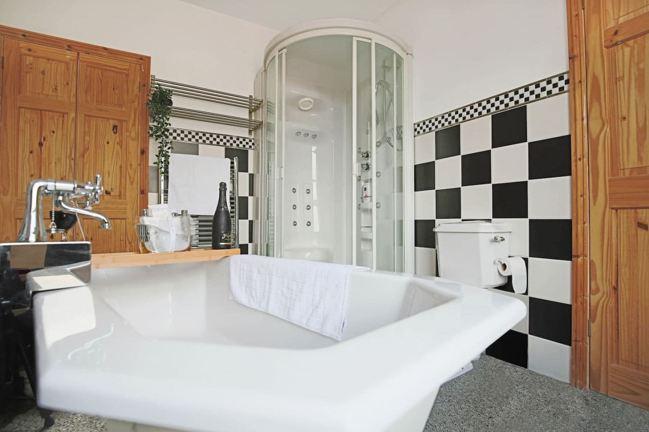 Central House • Sleeps 9 • FreeParking • Pool Table • Fast Wifi • Balcony • VirginTV • Yoko Property in 108 Derby Road - Property image 10 - VivreStays