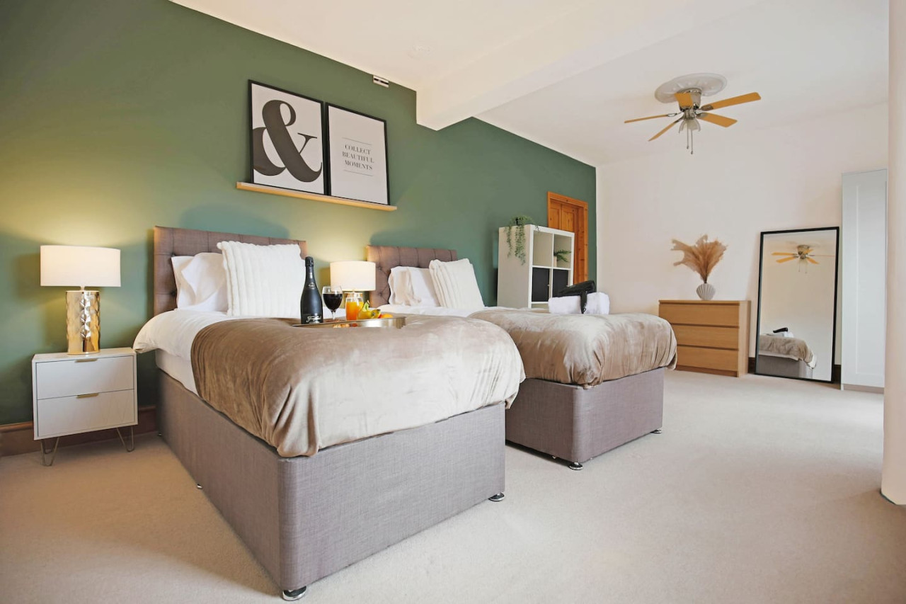 Central House • Sleeps 9 • FreeParking • Pool Table • Fast Wifi • Balcony • VirginTV • Yoko Property in 108 Derby Road - Property image 2 - VivreStays