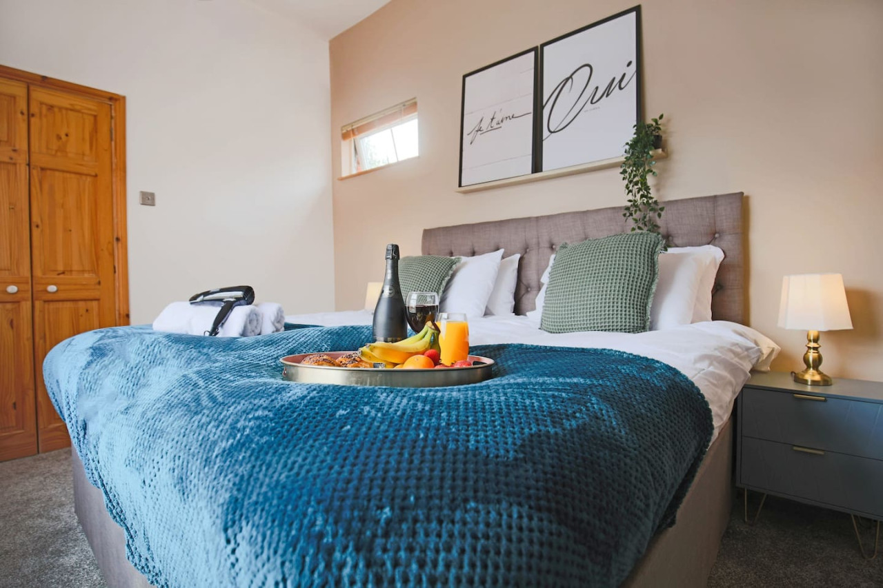 Central House • Sleeps 9 • FreeParking • Pool Table • Fast Wifi • Balcony • VirginTV • Yoko Property in 108 Derby Road - Property image 13 - VivreStays