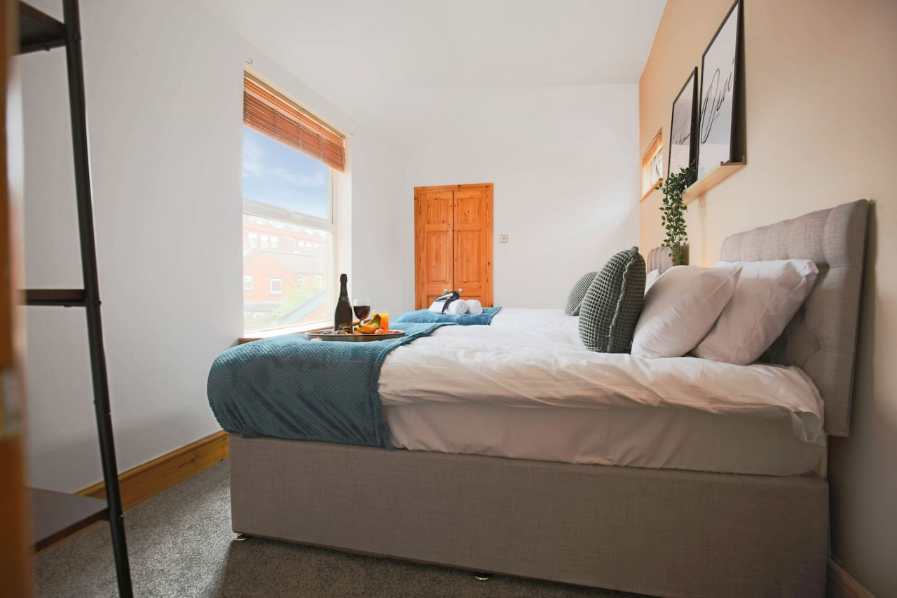 Central House • Sleeps 9 • FreeParking • Pool Table • Fast Wifi • Balcony • VirginTV • Yoko Property in 108 Derby Road - Property image 12 - VivreStays