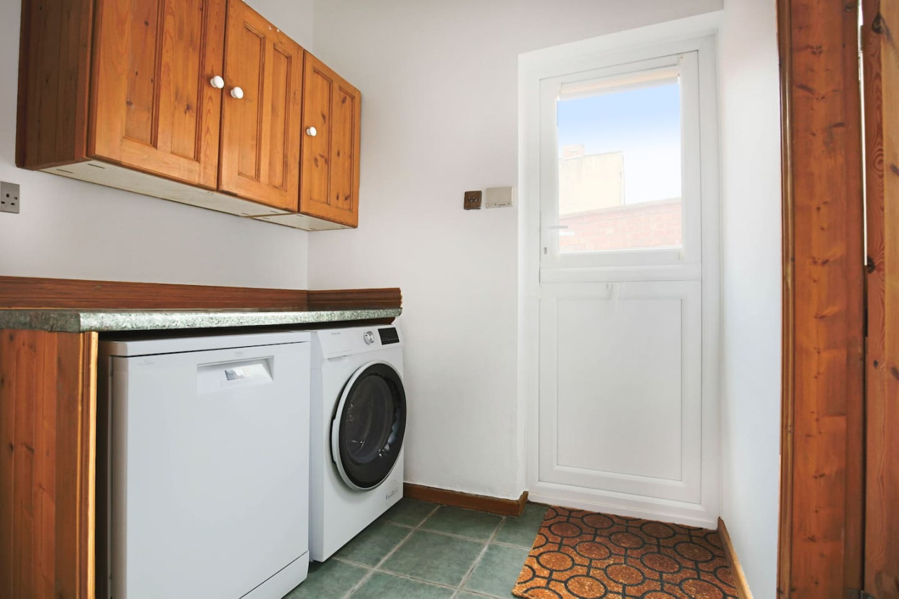 Central House • Sleeps 9 • FreeParking • Pool Table • Fast Wifi • Balcony • VirginTV • Yoko Property in 108 Derby Road - Property image 35 - VivreStays