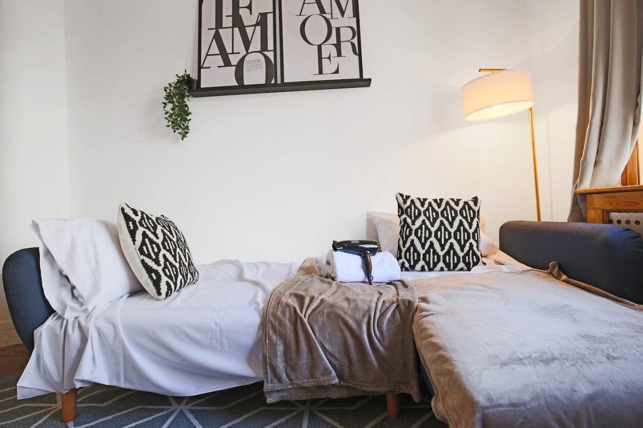 Central House • Sleeps 9 • FreeParking • Pool Table • Fast Wifi • Balcony • VirginTV • Yoko Property in 108 Derby Road - Property image 38 - VivreStays