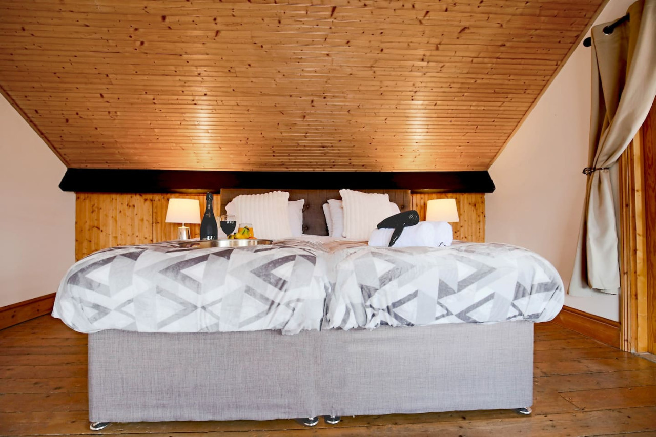 Central House • Sleeps 9 • FreeParking • Pool Table • Fast Wifi • Balcony • VirginTV • Yoko Property in 108 Derby Road - Property image 20 - VivreStays