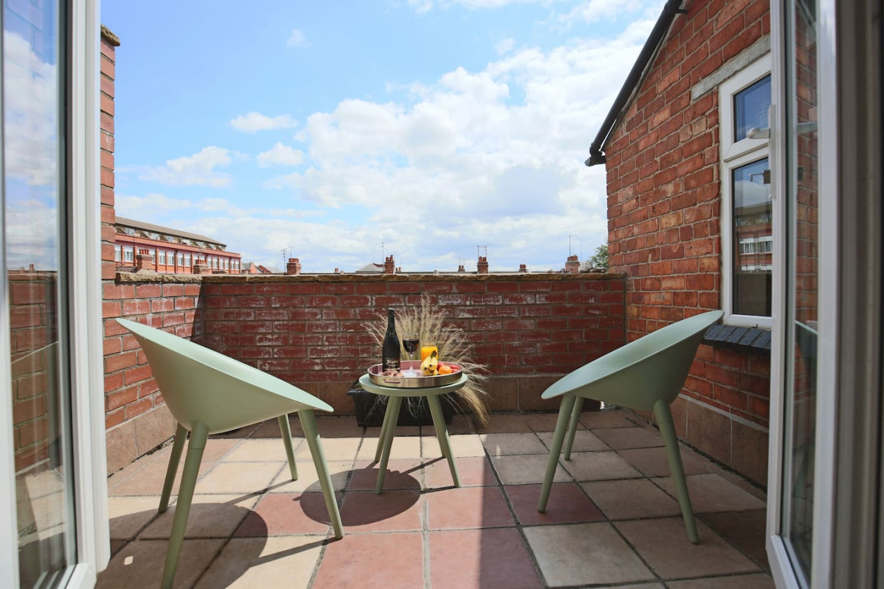 Central House • Sleeps 9 • FreeParking • Pool Table • Fast Wifi • Balcony • VirginTV • Yoko Property in 108 Derby Road - Property image 7 - VivreStays