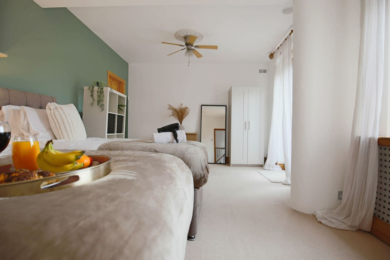 Central House • Sleeps 9 • FreeParking • Pool Table • Fast Wifi • Balcony • VirginTV • Yoko Property in 108 Derby Road - Property image 4 - VivreStays