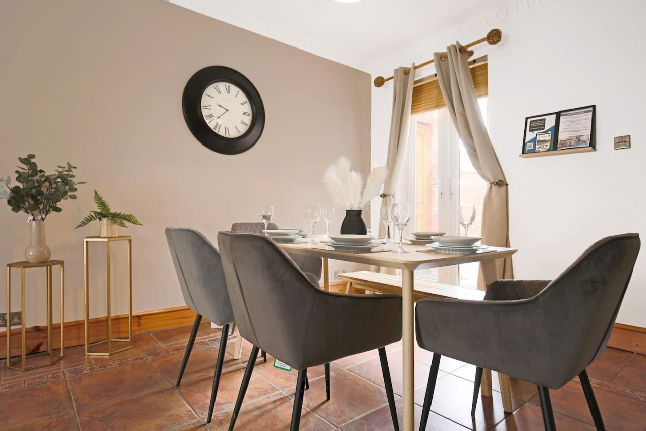 Central House • Sleeps 9 • FreeParking • Pool Table • Fast Wifi • Balcony • VirginTV • Yoko Property in 108 Derby Road - Property image 33 - VivreStays