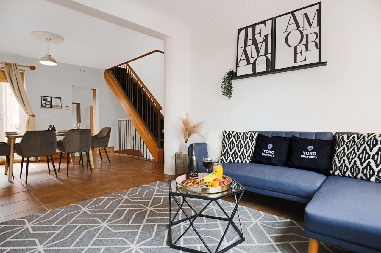 Central House • Sleeps 9 • FreeParking • Pool Table • Fast Wifi • Balcony • VirginTV • Yoko Property in 108 Derby Road - Property image 27 - VivreStays