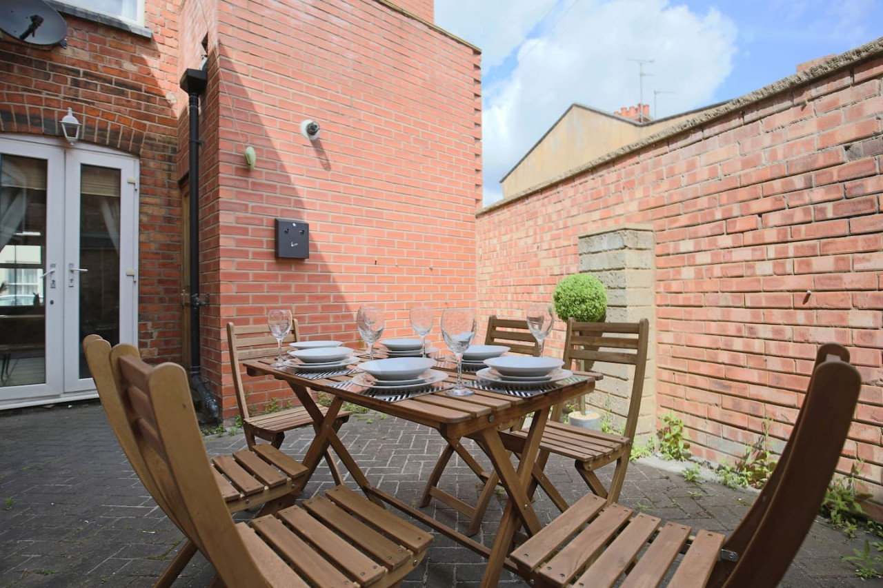 Central House • Sleeps 9 • FreeParking • Pool Table • Fast Wifi • Balcony • VirginTV • Yoko Property in 108 Derby Road - Property image 37 - VivreStays
