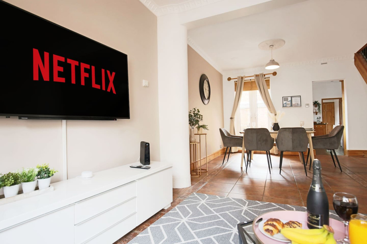 Central House • Sleeps 9 • FreeParking • Pool Table • Fast Wifi • Balcony • VirginTV • Yoko Property in 108 Derby Road - Property image 26 - VivreStays