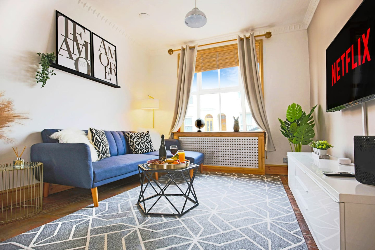 Central House • Sleeps 9 • FreeParking • Pool Table • Fast Wifi • Balcony • VirginTV • Yoko Property in 108 Derby Road - Property image 25 - VivreStays