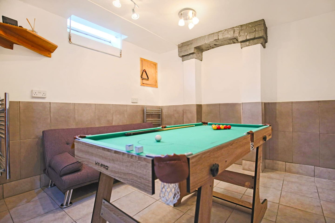 Central House • Sleeps 9 • FreeParking • Pool Table • Fast Wifi • Balcony • VirginTV • Yoko Property in 108 Derby Road - Property image 28 - VivreStays