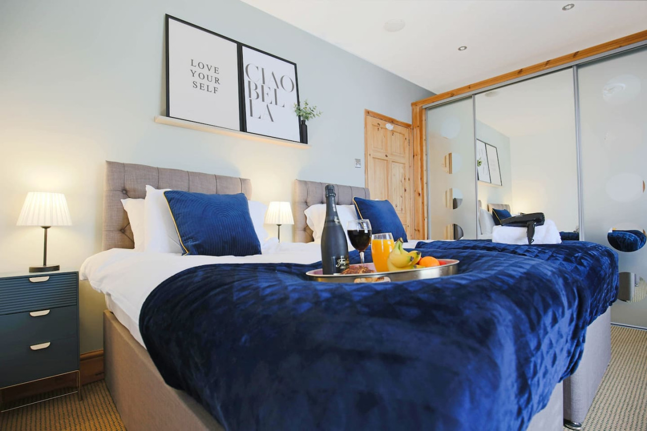 Central House • Sleeps 9 • FreeParking • Pool Table • Fast Wifi • Balcony • VirginTV • Yoko Property in 108 Derby Road - Property image 15 - VivreStays
