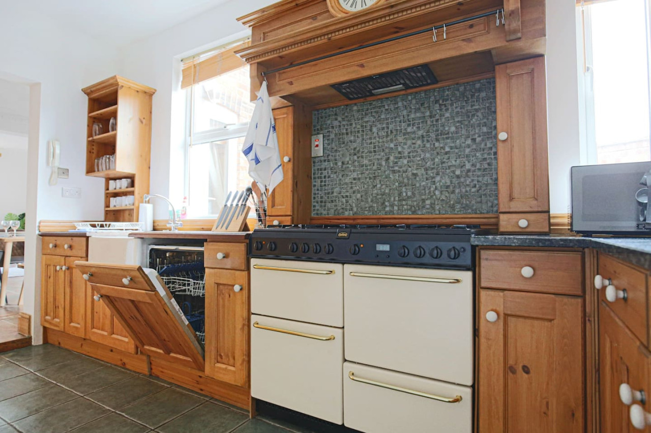Central House • Sleeps 9 • FreeParking • Pool Table • Fast Wifi • Balcony • VirginTV • Yoko Property in 108 Derby Road - Property image 30 - VivreStays