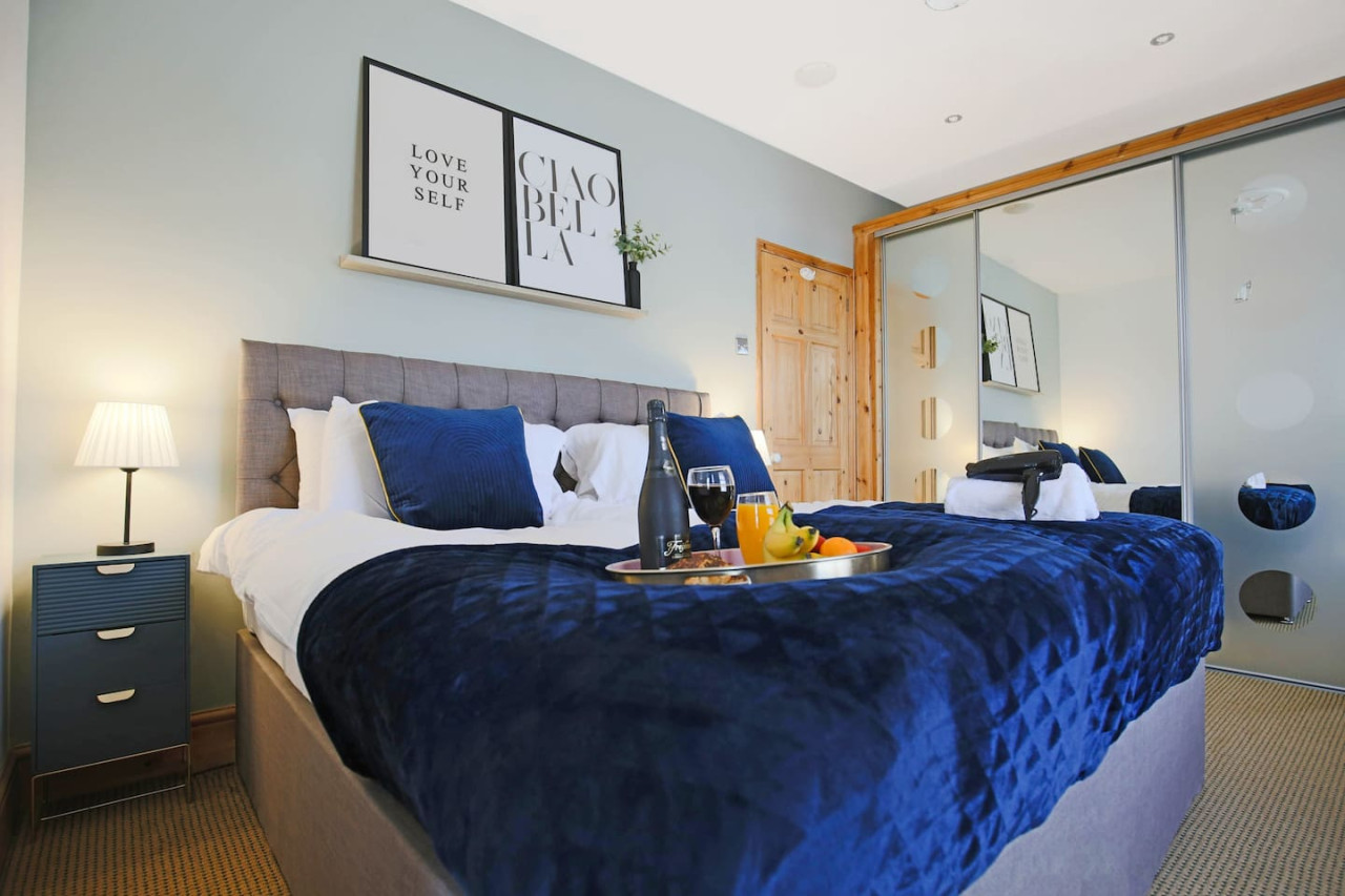 Central House • Sleeps 9 • FreeParking • Pool Table • Fast Wifi • Balcony • VirginTV • Yoko Property in 108 Derby Road - Property image 16 - VivreStays
