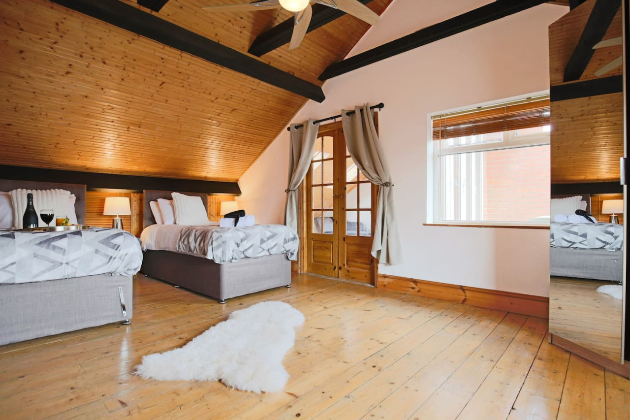 Central House • Sleeps 9 • FreeParking • Pool Table • Fast Wifi • Balcony • VirginTV • Yoko Property in 108 Derby Road - Property image 19 - VivreStays