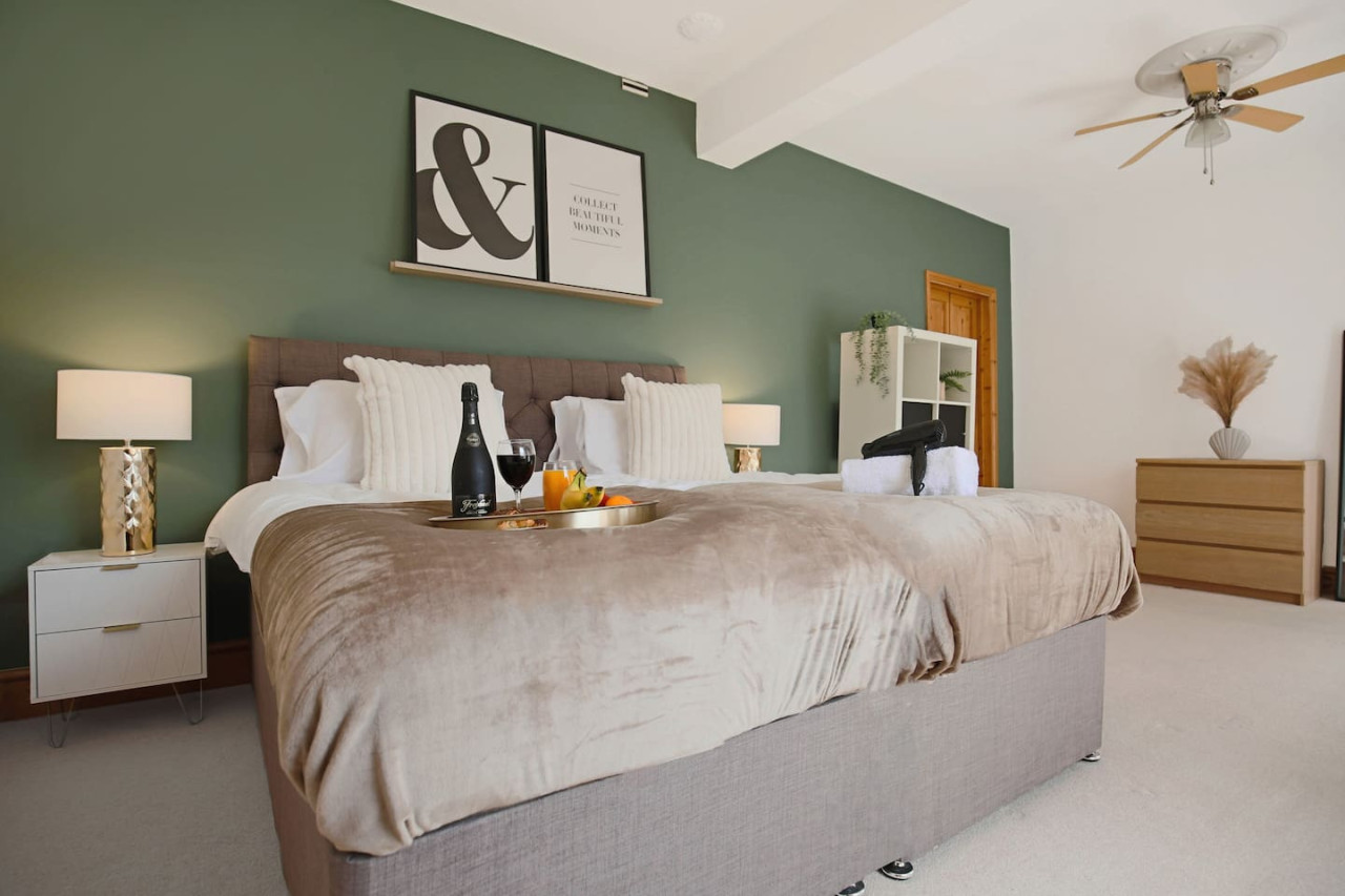 Central House • Sleeps 9 • FreeParking • Pool Table • Fast Wifi • Balcony • VirginTV • Yoko Property in 108 Derby Road - Property image 5 - VivreStays