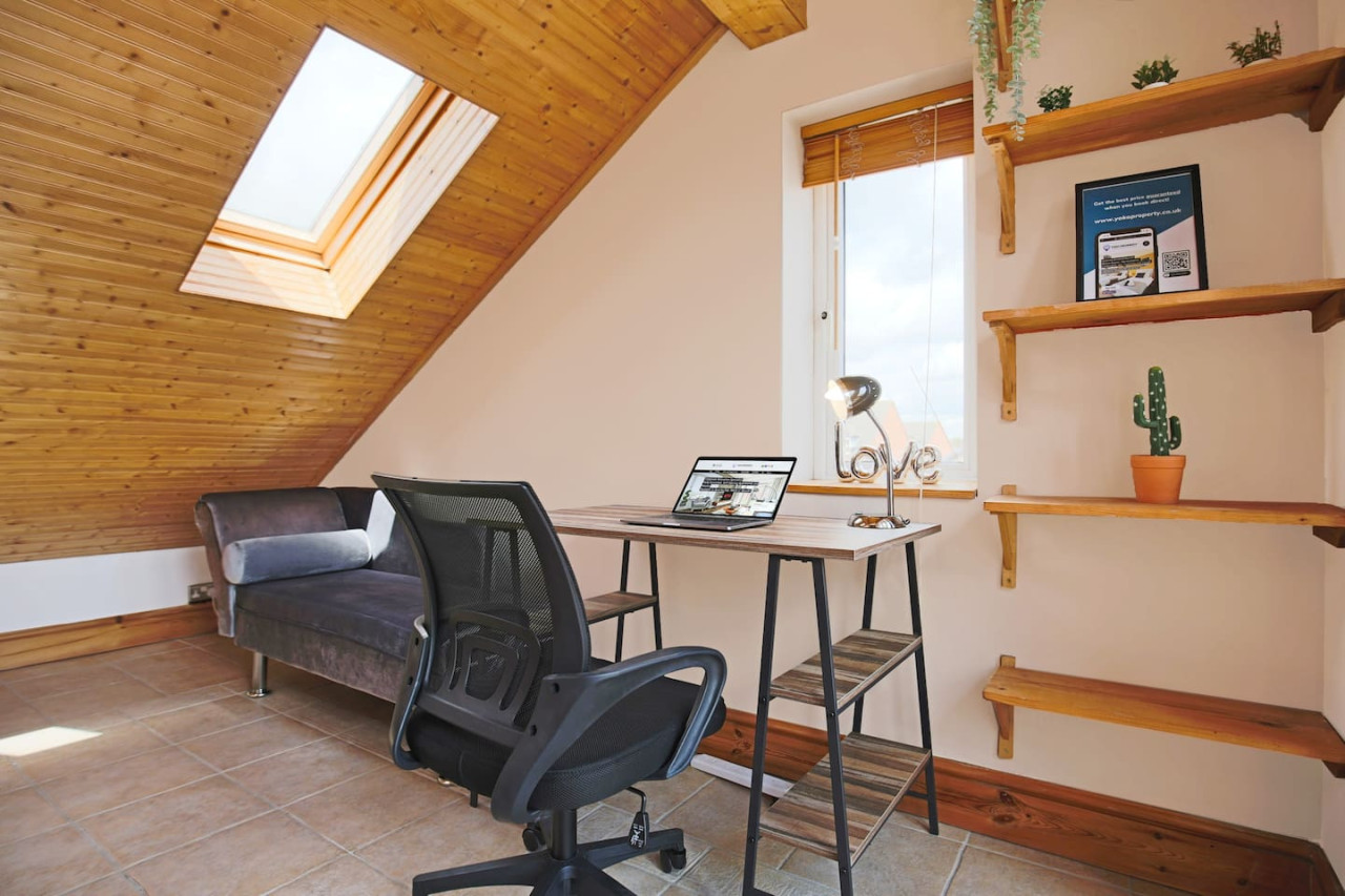 Central House • Sleeps 9 • FreeParking • Pool Table • Fast Wifi • Balcony • VirginTV • Yoko Property in 108 Derby Road - Property image 23 - VivreStays