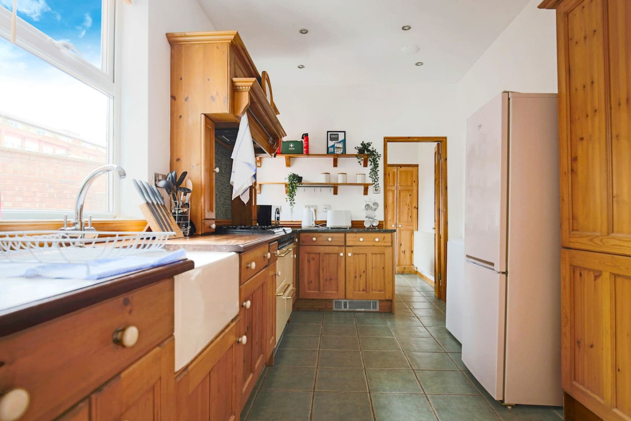 Central House • Sleeps 9 • FreeParking • Pool Table • Fast Wifi • Balcony • VirginTV • Yoko Property in 108 Derby Road - Property image 29 - VivreStays