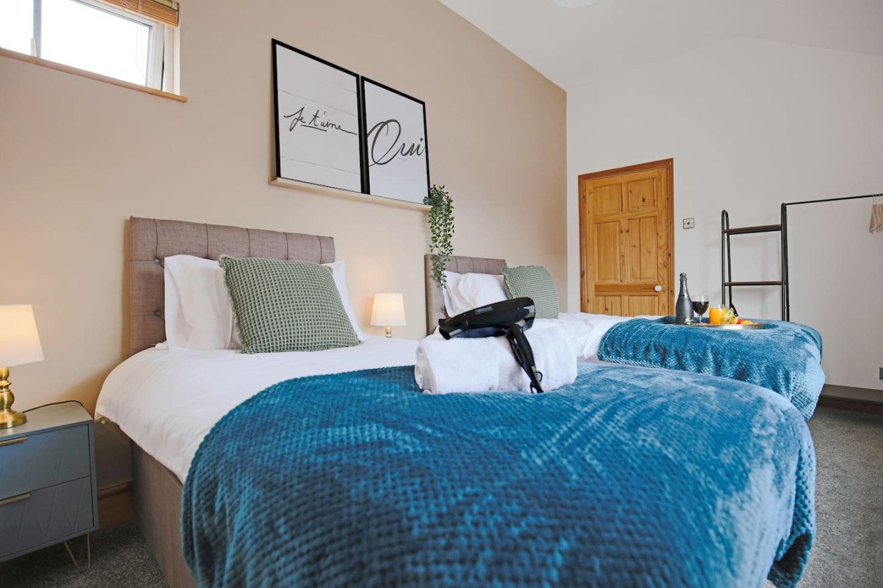 Central House • Sleeps 9 • FreeParking • Pool Table • Fast Wifi • Balcony • VirginTV • Yoko Property in 108 Derby Road - Property image 11 - VivreStays