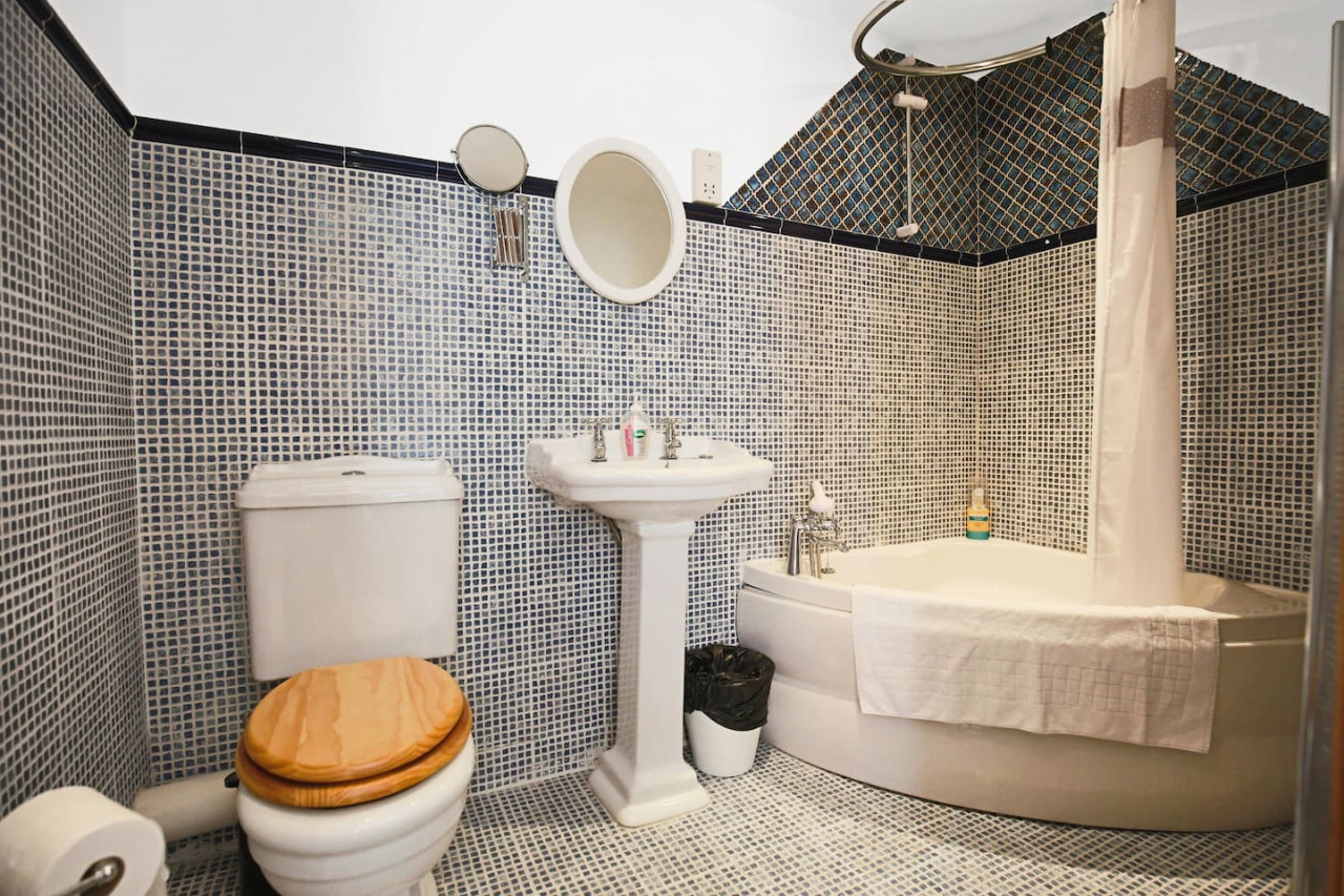 Central House • Sleeps 9 • FreeParking • Pool Table • Fast Wifi • Balcony • VirginTV • Yoko Property in 108 Derby Road - Property image 14 - VivreStays