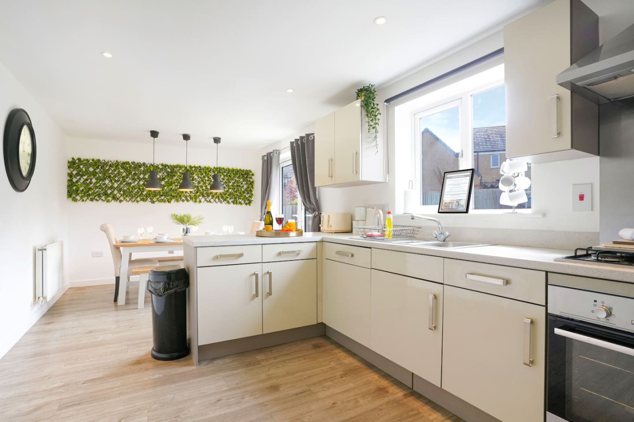 Detached House • Driveway Parking • Fast Wifi • Smart TV in 18 Garner Close - Property image 22 - VivreStays