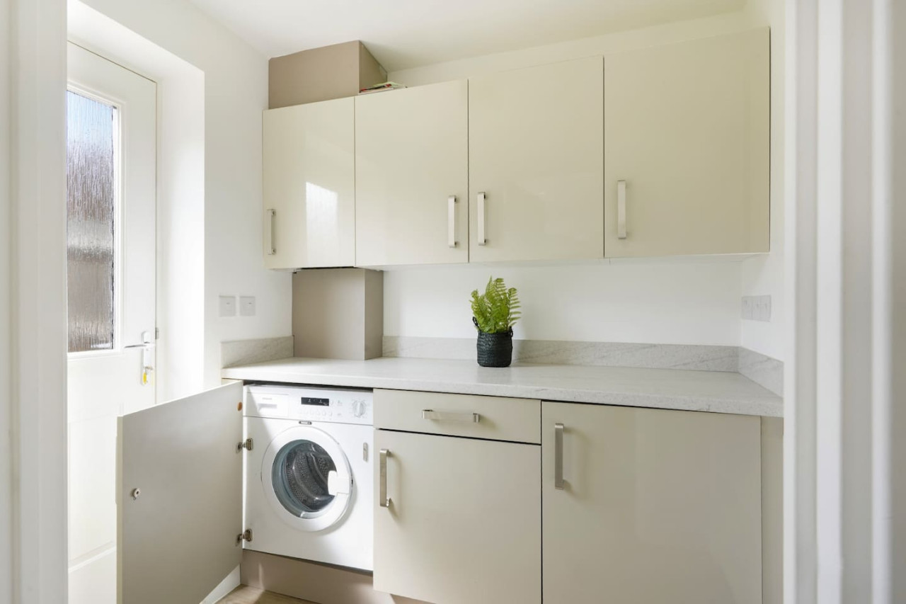Detached House • Driveway Parking • Fast Wifi • Smart TV in 18 Garner Close - Property image 26 - VivreStays