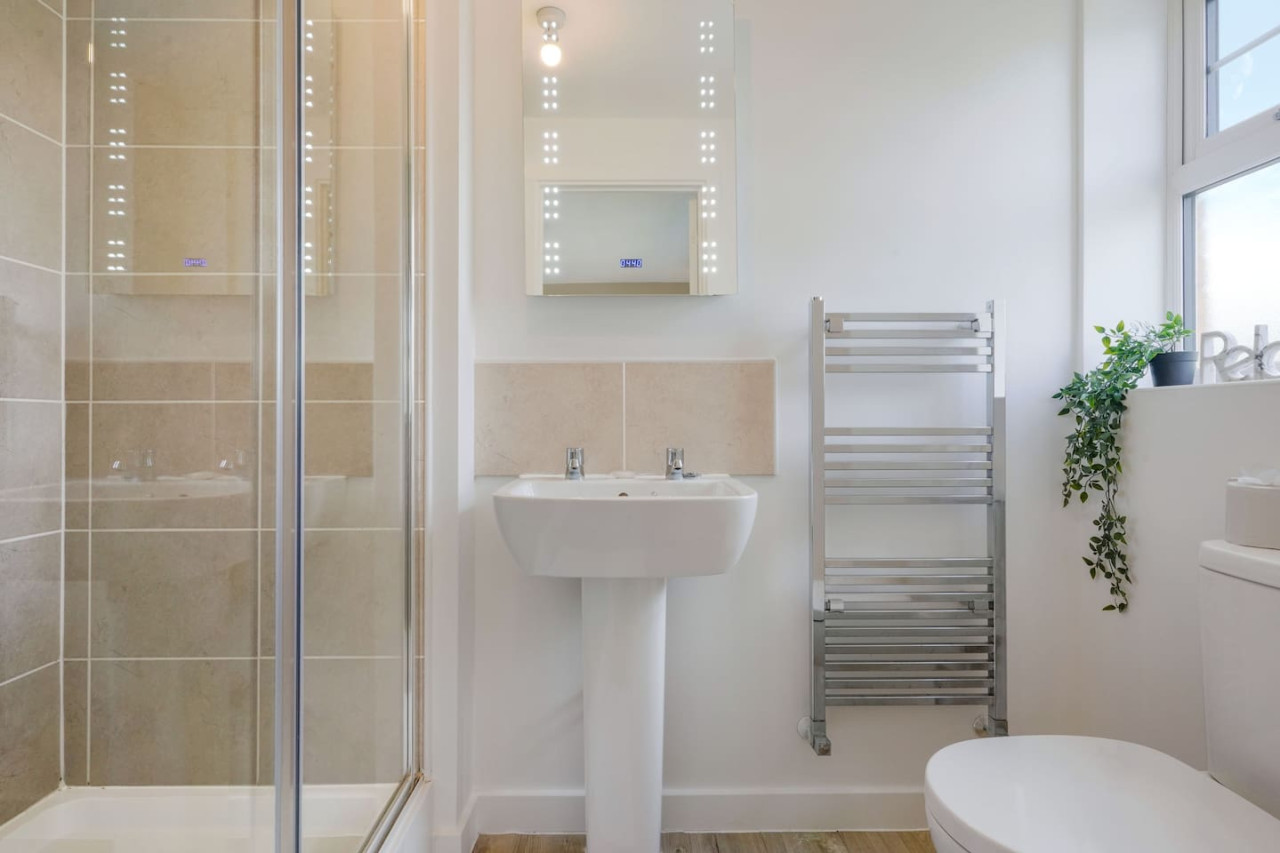 Detached House • Driveway Parking • Fast Wifi • Smart TV in 18 Garner Close - Property image 5 - VivreStays
