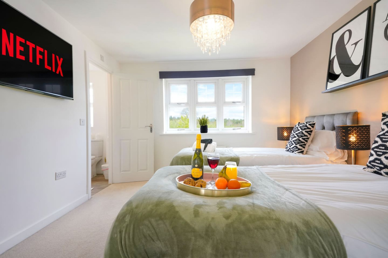 Detached House • Driveway Parking • Fast Wifi • Smart TV in 18 Garner Close - Property image 3 - VivreStays