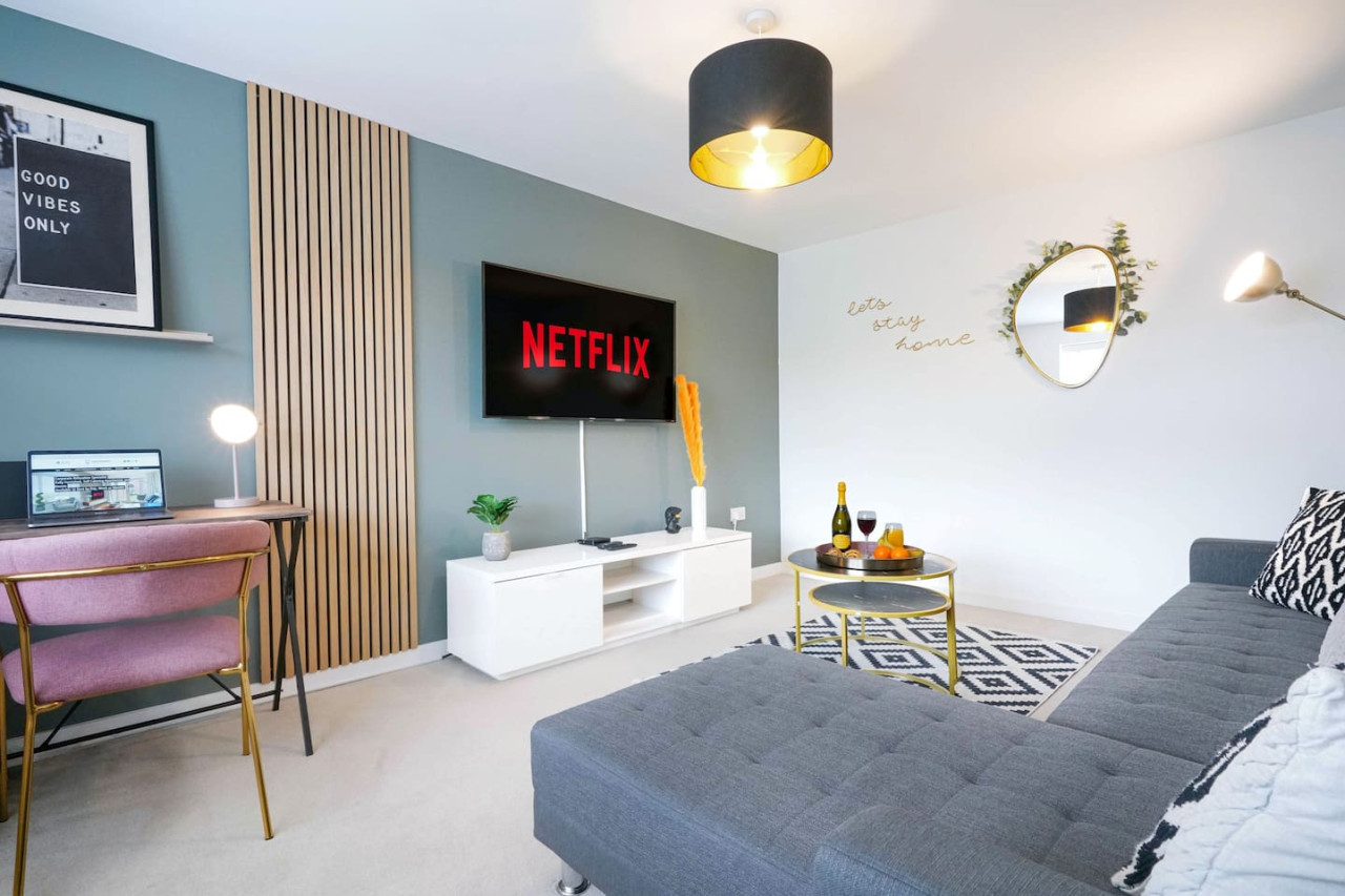 Detached House • Driveway Parking • Fast Wifi • Smart TV in 18 Garner Close - Property image 18 - VivreStays