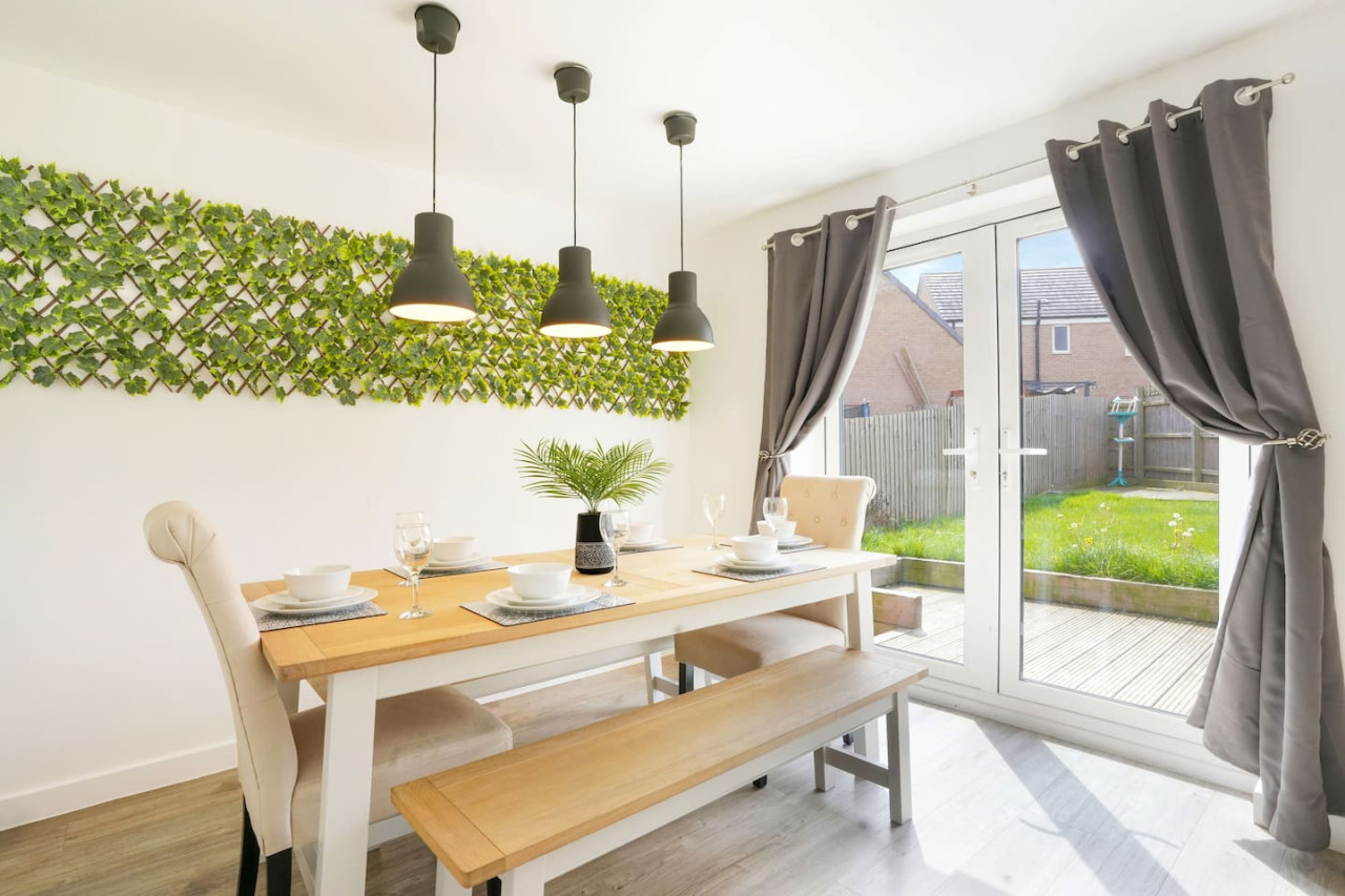 Detached House • Driveway Parking • Fast Wifi • Smart TV in 18 Garner Close - Property image 25 - VivreStays