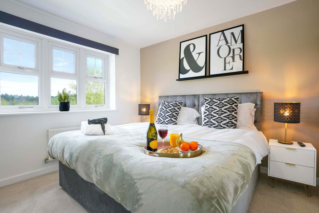 Detached House • Driveway Parking • Fast Wifi • Smart TV in 18 Garner Close - Property image 4 - VivreStays