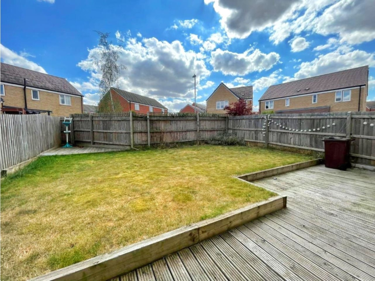 Detached House • Driveway Parking • Fast Wifi • Smart TV in 18 Garner Close - Property image 31 - VivreStays