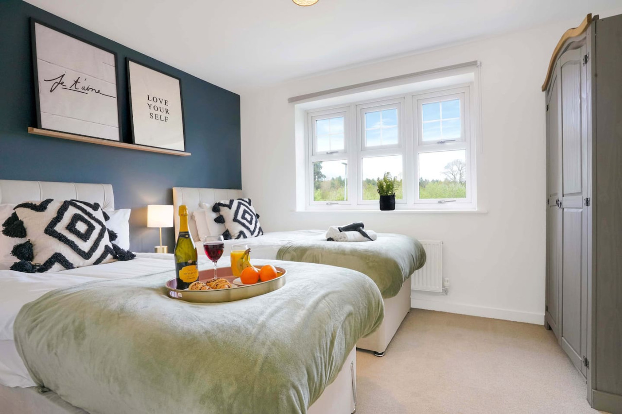 Detached House • Driveway Parking • Fast Wifi • Smart TV in 18 Garner Close - Property image 6 - VivreStays