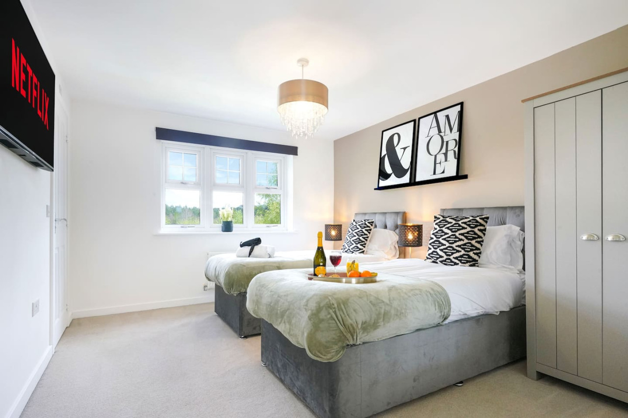 Detached House • Driveway Parking • Fast Wifi • Smart TV in 18 Garner Close - Property image 2 - VivreStays