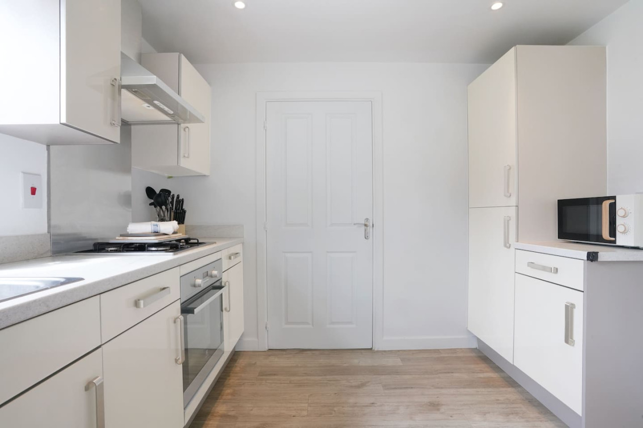 Detached House • Driveway Parking • Fast Wifi • Smart TV in 18 Garner Close - Property image 23 - VivreStays