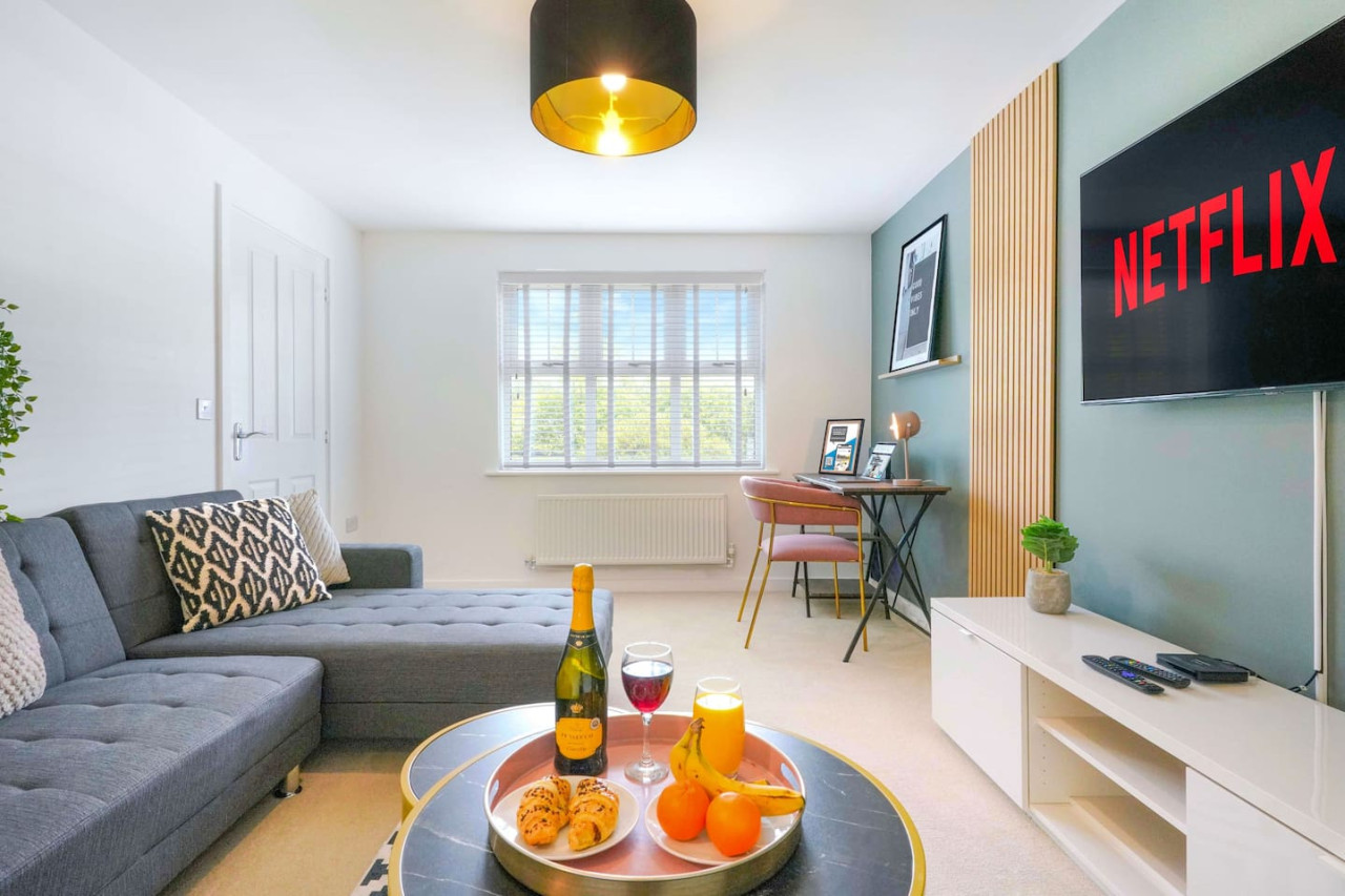 Detached House • Driveway Parking • Fast Wifi • Smart TV in 18 Garner Close - Property image 20 - VivreStays