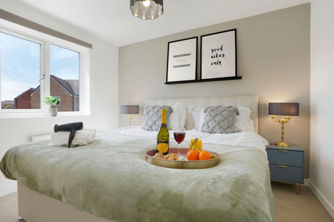 Detached House • Driveway Parking • Fast Wifi • Smart TV in 18 Garner Close - Property image 8 - VivreStays