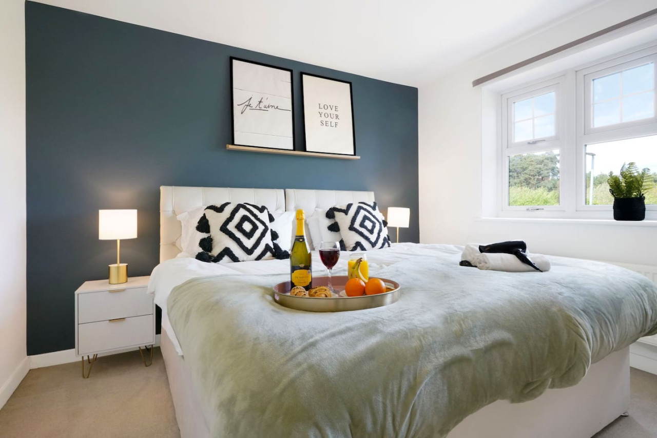 Detached House • Driveway Parking • Fast Wifi • Smart TV in 18 Garner Close - Property image 7 - VivreStays