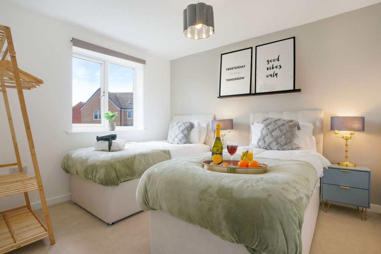 Detached House • Driveway Parking • Fast Wifi • Smart TV in 18 Garner Close - Property image 9 - VivreStays