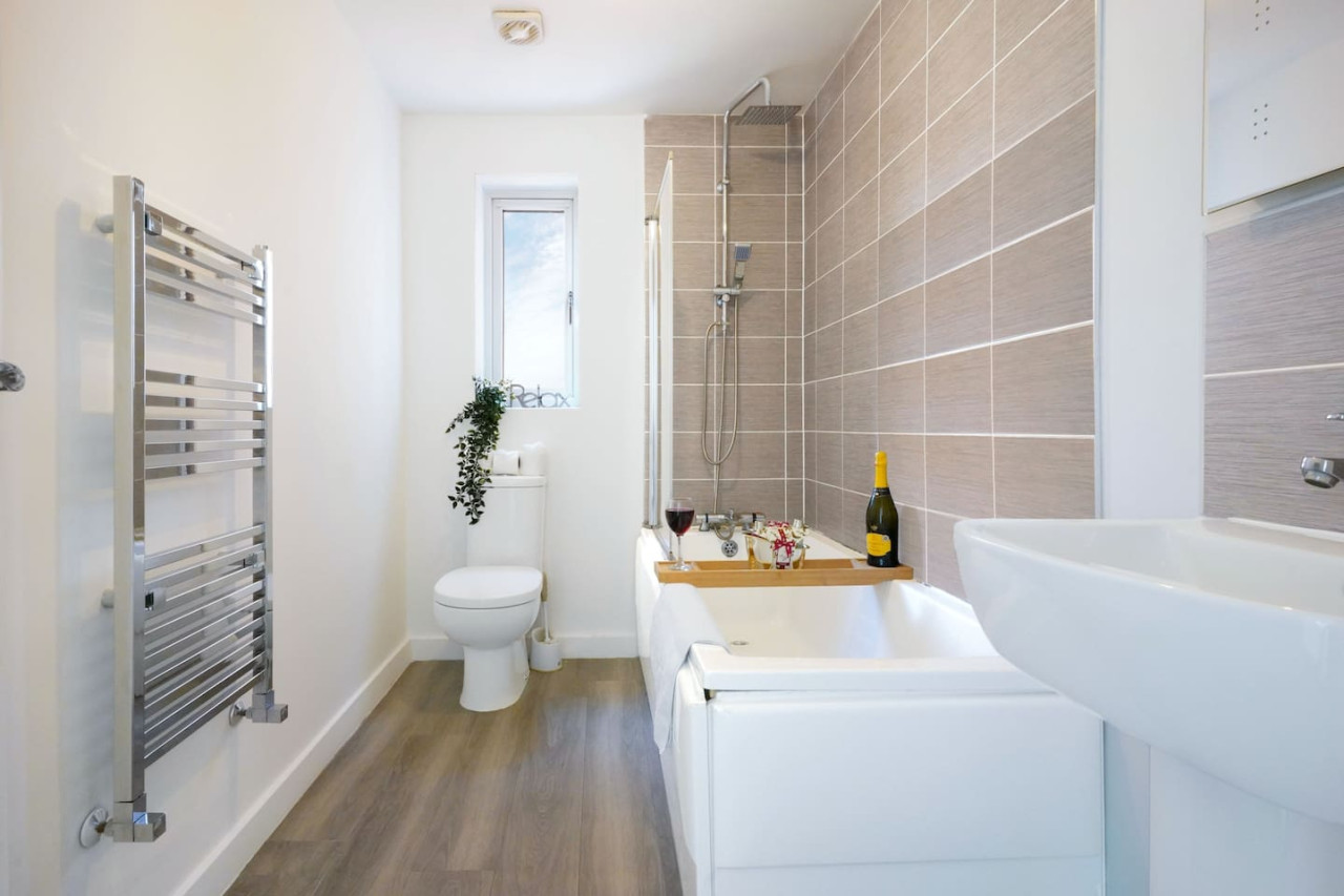 Detached House • Driveway Parking • Fast Wifi • Smart TV in 18 Garner Close - Property image 16 - VivreStays