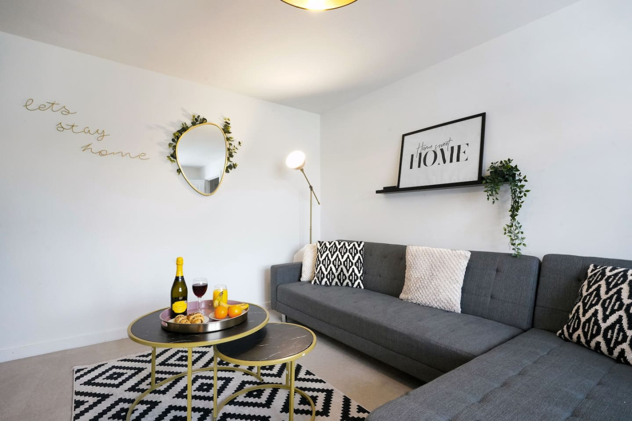 Detached House • Driveway Parking • Fast Wifi • Smart TV in 18 Garner Close - Property image 19 - VivreStays