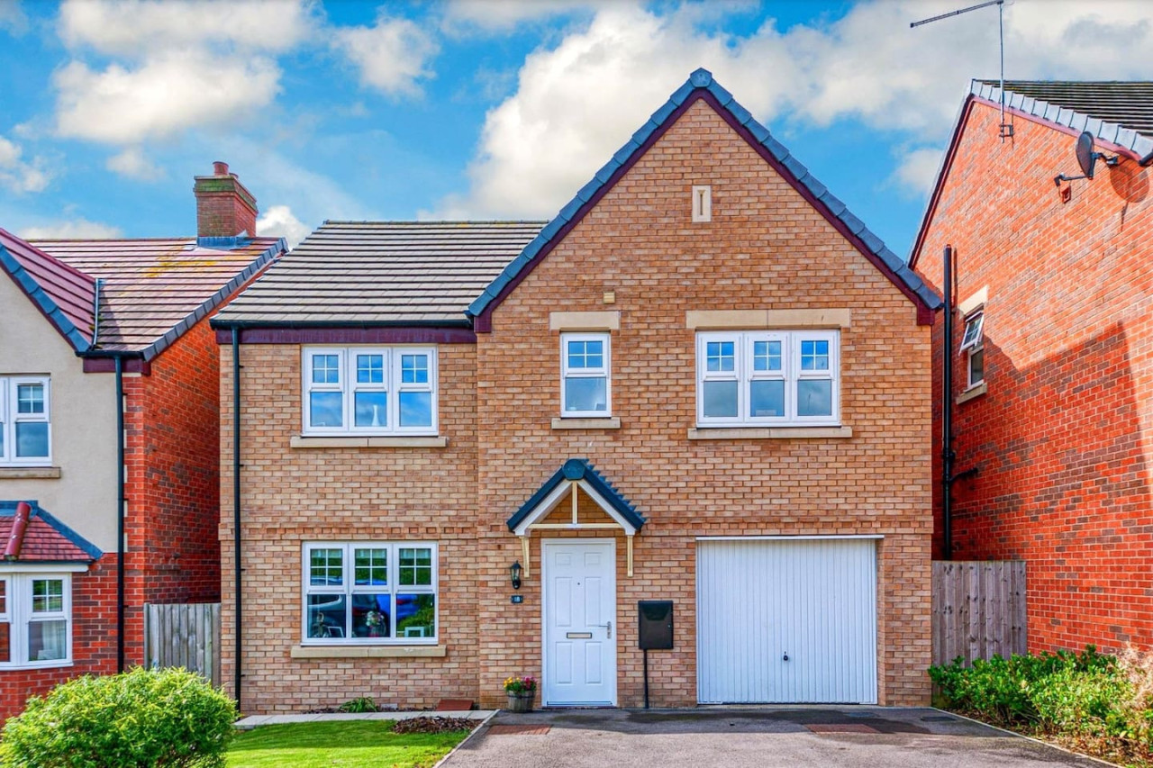 Detached House • Driveway Parking • Fast Wifi • Smart TV in 18 Garner Close - Property image 32 - VivreStays