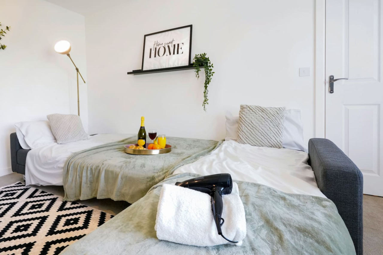 Detached House • Driveway Parking • Fast Wifi • Smart TV in 18 Garner Close - Property image 28 - VivreStays