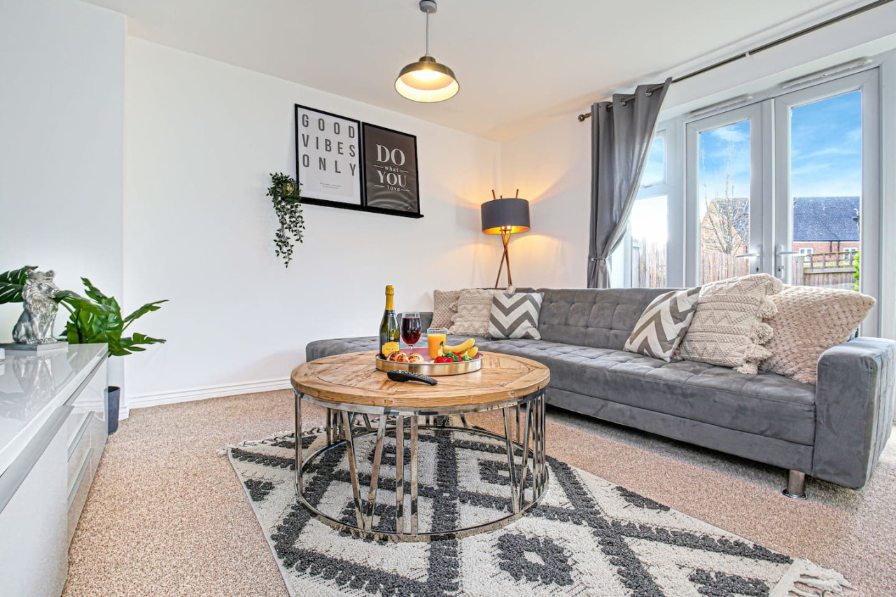 4 Bedroom 3.5 Bathroom House • Free Parking • Fast Wifi • Smart TV in 266 Prince Rupert Drive - Property image 22 - VivreStays