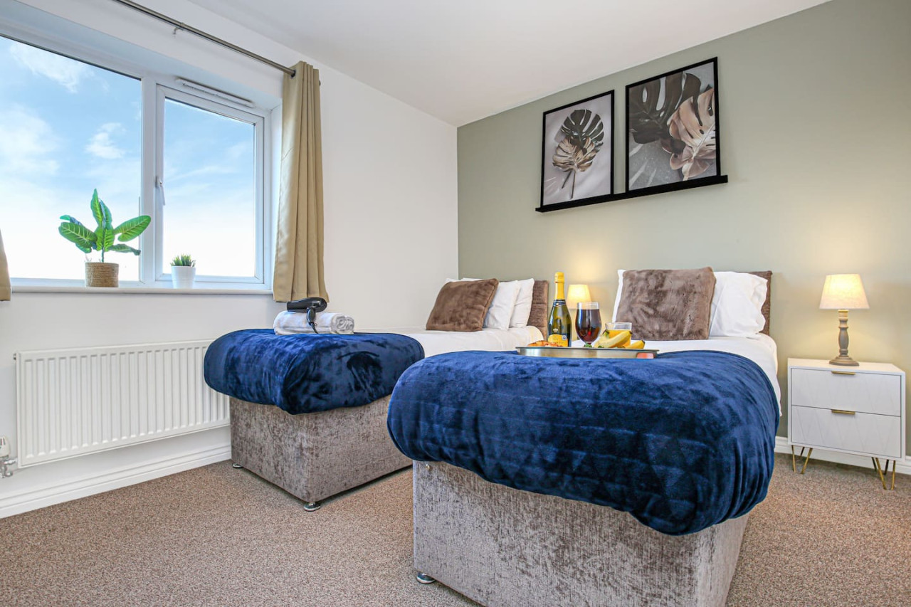 4 Bedroom 3.5 Bathroom House • Free Parking • Fast Wifi • Smart TV in 266 Prince Rupert Drive - Property image 10 - VivreStays
